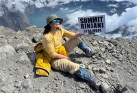 Atiek CB Berpose di Puncak Gunung Rinjani, 3.726 MDPL. (foto: tangkapan layar Instagram @ronnie_sianturi)
