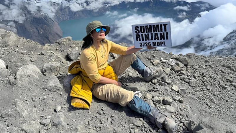 Atiek CB Berpose di Puncak Gunung Rinjani, 3.726 MDPL. (foto: tangkapan layar Instagram @ronnie_sianturi)
