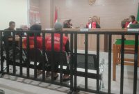 Pasangan suami isteri Arafah dan Achmad Rusiah saat mendengarkan vonis majelis hakim (Foto Istimewa)