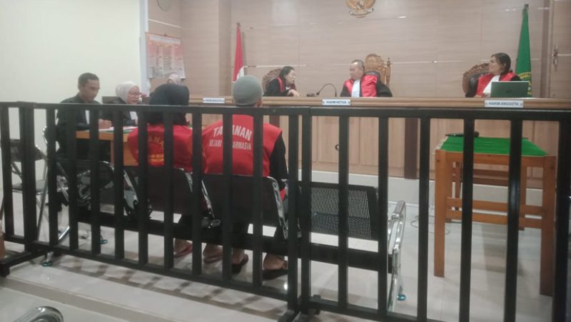 Pasangan suami isteri Arafah dan Achmad Rusiah saat mendengarkan vonis majelis hakim (Foto Istimewa)