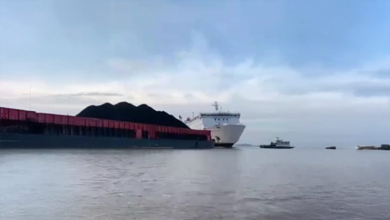 VIRAL di grup WhatsApp Kapal Fery Dharma Lautan Utama (DLU) yang akan mengangkut penumpang ke Surabaya terlibat insiden tabrakan dengan tongkang bermuatan Batubara, Kamis (17/7/2025). (foto: istimewa)