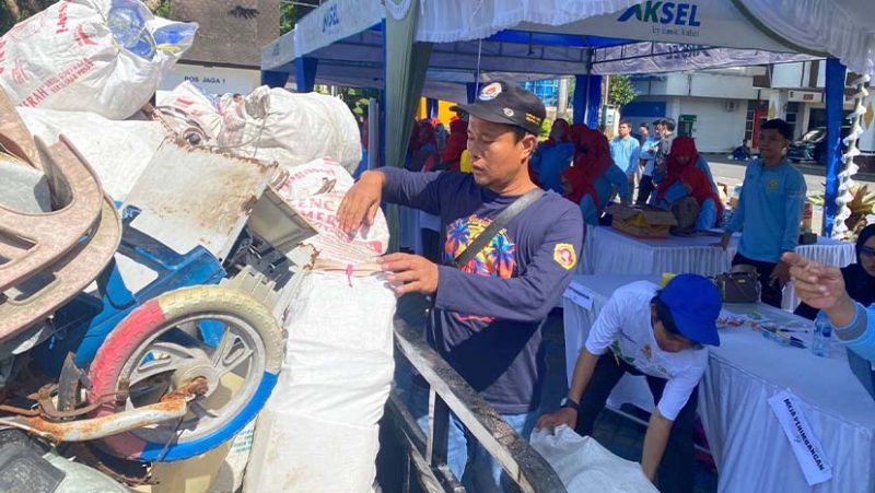 Banjarmasin Warnai Hari Lingkungan Dengan Aksi Tukar Sampah Dengan Sembako