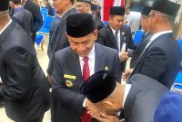 Seorang pejabat cium tangan Wali Kota Banjarmasin usai resepsi pelantikan pejabat di Pemko Banjarmasin.