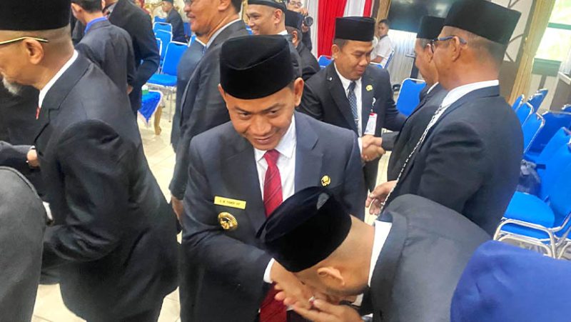 Seorang pejabat cium tangan Wali Kota Banjarmasin usai resepsi pelantikan pejabat di Pemko Banjarmasin.