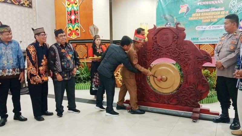 Bupati Heriyus saat membuka Festival Tandak Intan Kaharingan (Foto Maya)