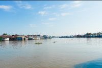 Kampung Hijau di Banjarmasin dengan bangunan bantaran sungainya.