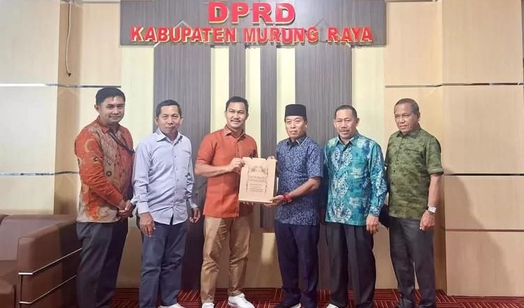 Ketua DPRD Murung Raya, Rumiadi, secara langsung menerima kunjungan kerja dari DPRD Hulu Sungai Selatan (HSS)