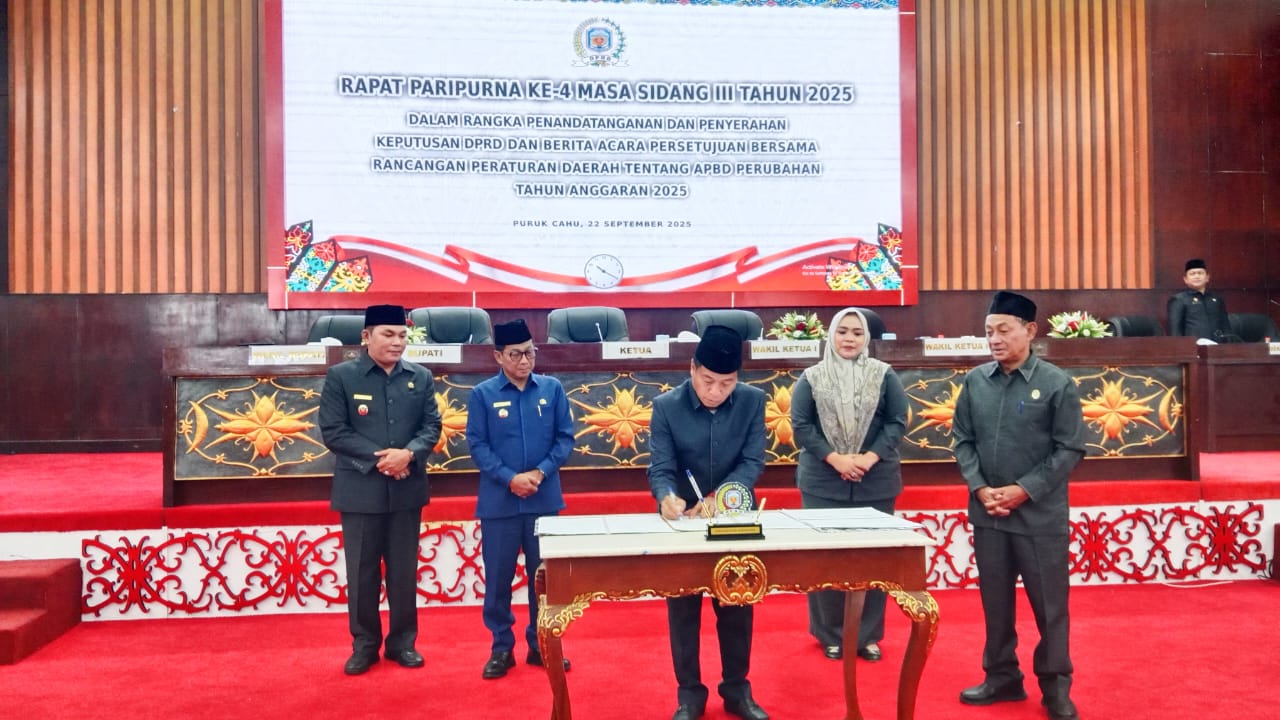 Penandatanganan penyerahan keputusan DPRD dan berita acara persetujuan bersama Rancangan peraturan daerah tentang APBD perubahan Tahun 2025 (foto: Maya)