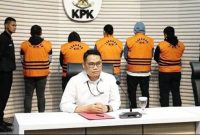 KPK menunjukkan lima tersangka kasus dugaan korupsi dalam proyek pembangunan jalan di Sumut dalam konferensi pers di Gedung Merah Putih KPK, Jakarta, Sabtu (28/6/2025). (Sumber: Antara/Nadia Putri Rahmani)