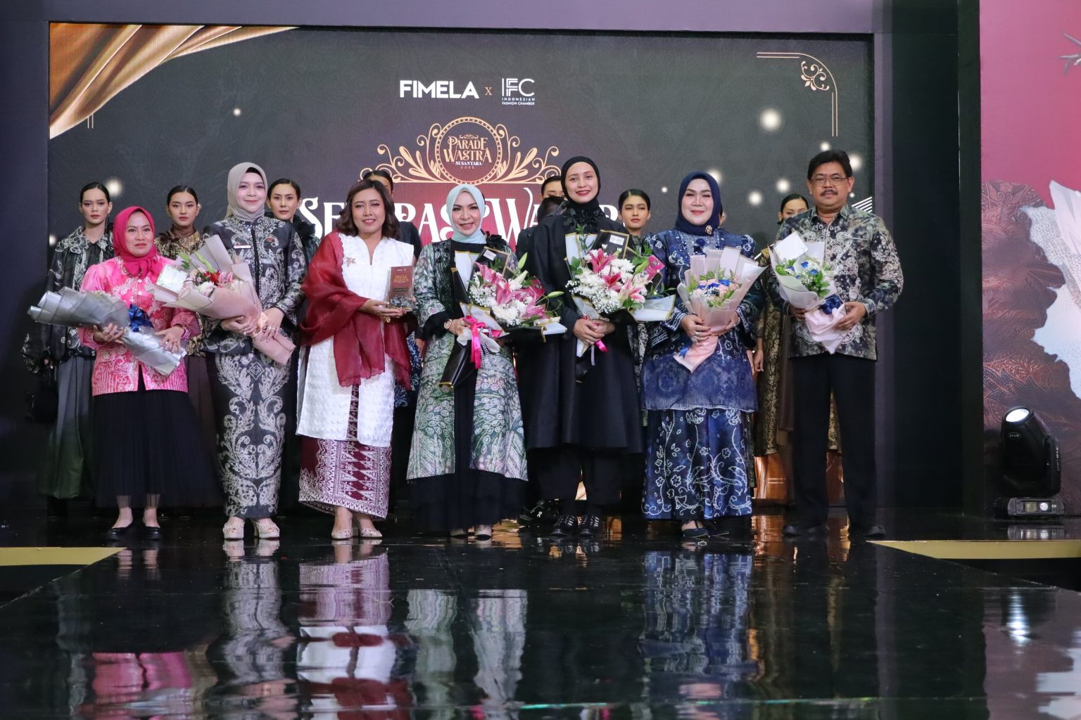 Istri Gubernur Kalsel Hj Fathul Jannah dan Istri Wakil Gubernur Kalsel drg. Hj Ellyana Trisya Didampingi Kepala Diskominfo Kalsel Dr HM Muslim Saat Berada di Jakarta pada kegiatan Cerita Wastra: Parade Wastra Nusantara di Grand Atrium Kota Kasablanka, Jakarta Selatan, Jumat (8/8/2025).