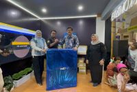 Kepala Diskominfo Kalsel Dr HM Muslim Membagikan Hadiah di Momen Penutupan Kalsel Expo 2025