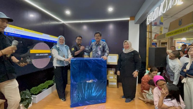 Kepala Diskominfo Kalsel Dr HM Muslim Membagikan Hadiah di Momen Penutupan Kalsel Expo 2025