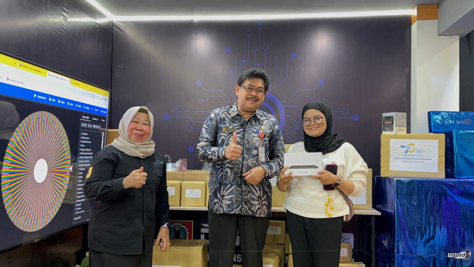 Kepala Diskominfo Kalsel Dr HM Muslim di Stan Diskominfo Kalsel pada Kalsel Expo 2025