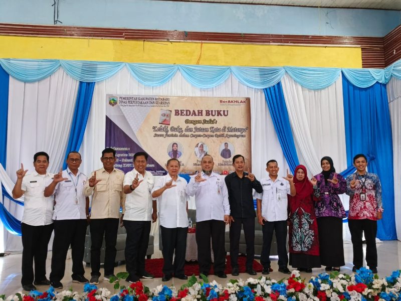 Tingkatkan Literasi Masyarakat Kotabaru Dengan Bedah Buku Karya Ratih Ayuningrum