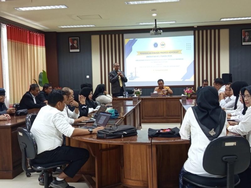 Ketua Umum DePA-RI Dr TM Luthfi Yazid saat membuka PKPA Angkatan ke-2 Tahun 2025 di Aula Fakultas Hukum ULM, Jumat (8/8/2025). (foto:istimewa)

