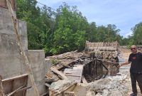 Ketua Badan Pengawasan Penyelidikan dan Pemberantasan Korupsi Republik Indonesia (BP3K-RI) Perwakilan Kalsel, Muslim Ma’in saat memperlihatkan kondisi proyek Jembatan Sulangkit – Tanjung Samalantakan di Kotabaru (Foto Istimewa)
