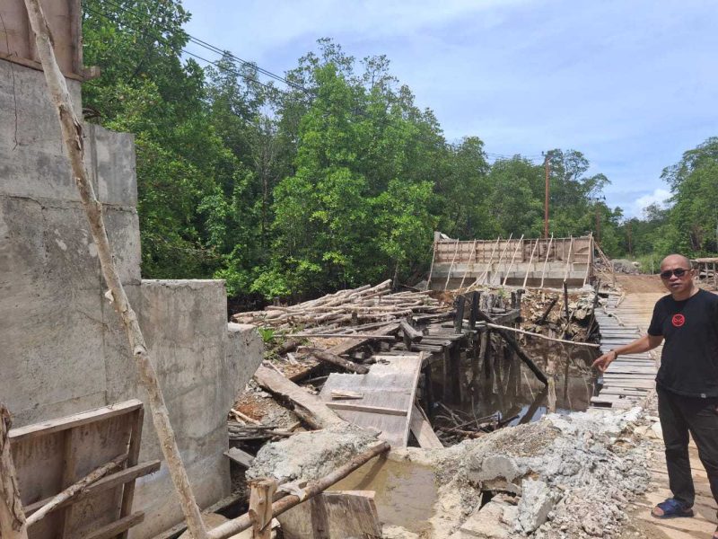 Ketua Badan Pengawasan Penyelidikan dan Pemberantasan Korupsi Republik Indonesia (BP3K-RI) Perwakilan Kalsel, Muslim Ma’in saat memperlihatkan kondisi proyek Jembatan Sulangkit – Tanjung Samalantakan di Kotabaru (Foto Istimewa)
