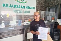 Ketua BP3K-RI Perwakilan Kalsel, Muslim Ma’in saat memasukan laporan ke Kejari Kotabaru secara resmi ( Foto Istimewa)
