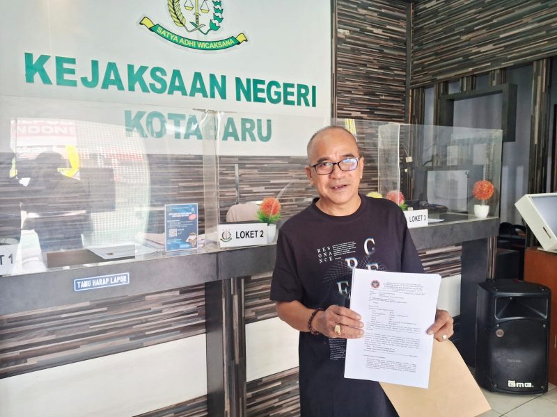 Ketua BP3K-RI Perwakilan Kalsel, Muslim Ma’in saat memasukan laporan ke Kejari Kotabaru secara resmi ( Foto Istimewa)
