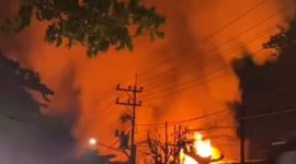 Kobaran api di kawasan Jafri Zam Zam, samping Stadion 17 Mei Banjarmasin (Foto Istimewa)