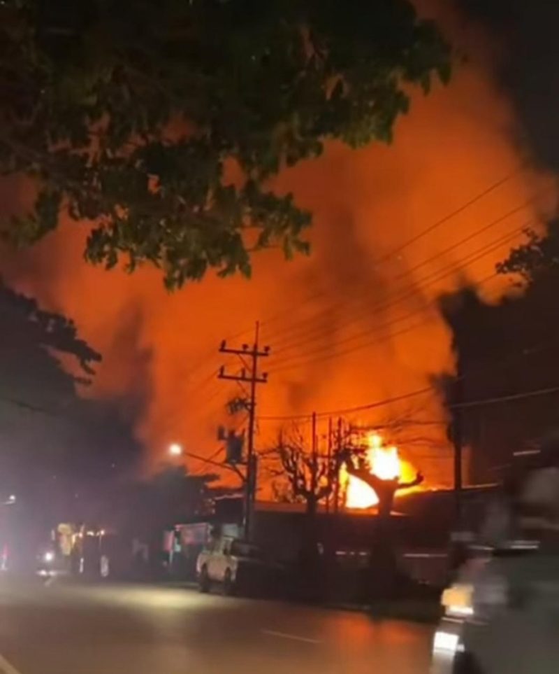 Kobaran api di kawasan Jafri Zam Zam, samping Stadion 17 Mei Banjarmasin (Foto Istimewa)