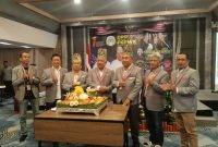 Ketua Umum FKPWK H Rachmatullah SH dan Sekjen H Anang Misran, pembina H Junaidi, Ketua Dewan Pakar, Dr. H. Murjani M. Kes, SH, MH, Bidang Hukum Bujino KA Salan SH MH , Bendahara Fauzinoor bersiap memotong tumpeng menandai Milad 1 (Foto Mercy)