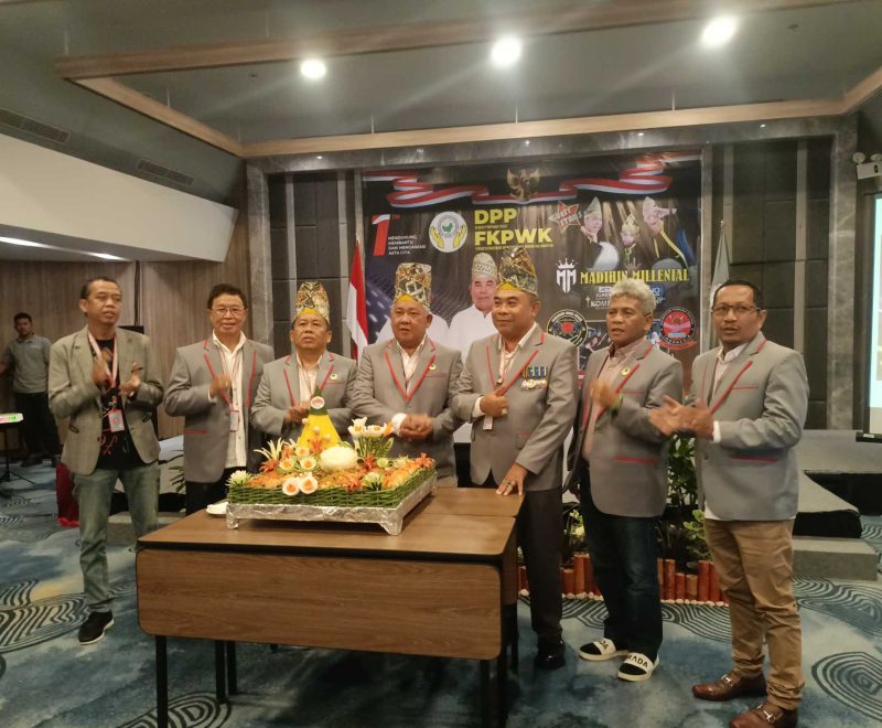 Ketua Umum FKPWK H Rachmatullah SH dan Sekjen H Anang Misran, pembina H Junaidi, Ketua Dewan Pakar, Dr. H. Murjani M. Kes, SH, MH, Bidang Hukum Bujino KA Salan SH MH , Bendahara Fauzinoor bersiap memotong tumpeng menandai Milad 1 (Foto Mercy)