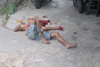 Korban penganiayaan tergeletak di Jalan Barito Ilir Banjarmasin Barat hingga dievakuasi relawan, Senin (25/8/2025) sore. (foto : istimewa)