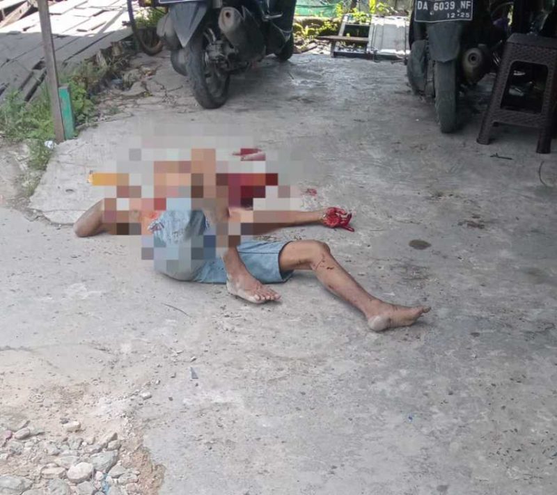 Korban penganiayaan tergeletak di Jalan Barito Ilir Banjarmasin Barat hingga dievakuasi relawan, Senin (25/8/2025) sore. (foto : istimewa)