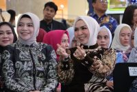Istri Gubernur Kalsel Hj Fathul Jannah dan Istri Wakil Gubernur Kalsel drg. Hj Ellyana Trisya Saat Berada di Jakarta pada kegiatan Cerita Wastra: Parade Wastra Nusantara di Grand Atrium Kota Kasablanka, Jakarta Selatan, Jumat (8/8/2025).