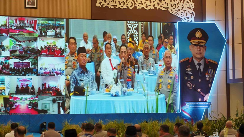 Kapolri melakukan dialog melalui Video confrence