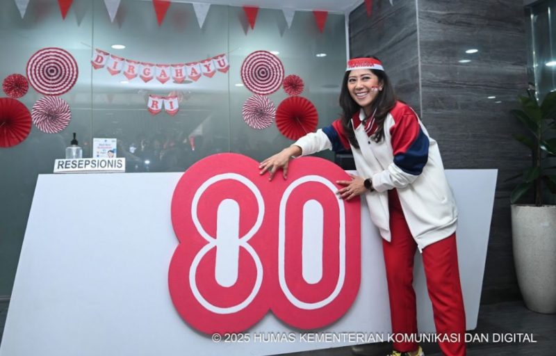 Menteri Komunikasi dan Digital (Menkomdigi) Meutya Hafid dalam acara Kick Off Komdigi Karnaval 2025 menyambut HUT ke-80 RI di Kantor Kementerian Komunikasi dan Digital, Jakarta Pusat,  mengatakan topik digitalisasi sangat relevan dengan semangat yang diusung dalam tema HUT ke-80 RI, yaitu Bersatu Berdaulat, Rakyat Sejahtera, Indonesia Maju