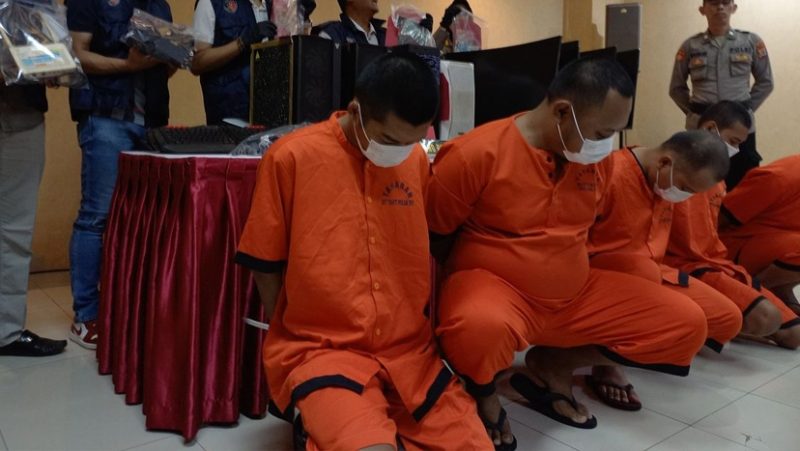 Lima tersangka pemain judi online yang diamankan Polda DIY, Kamis (31/7/2025)(KOMPAS.COM/WISANG SETO PANGARIBOWO)