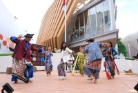 Menteri Komunikasi dan Digital, Meutya Hafid saat turut tampil pada pertunjukan “JIWA (Journey Indonesia’s Wisdom & Arts)” di Paviliun Indonesia di Osaka Expo 2025, (Foto: Istimewa/Kemkomdigi)