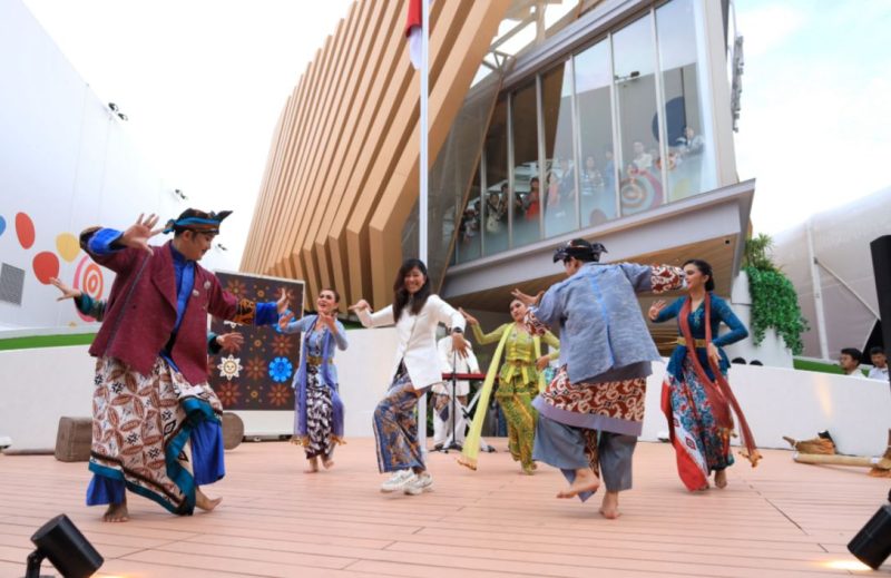 Menteri Komunikasi dan Digital, Meutya Hafid saat turut tampil pada pertunjukan “JIWA (Journey Indonesia’s Wisdom & Arts)” di Paviliun Indonesia di Osaka Expo 2025, (Foto: Istimewa/Kemkomdigi)