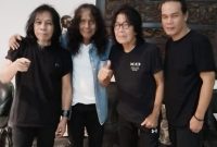 Man Kidal bersama gitaris legendaris Indonesia Ian Antono, Eet Sjahranie,Pay Burman (Tangkapan layar akun Instagram @man.keedal)