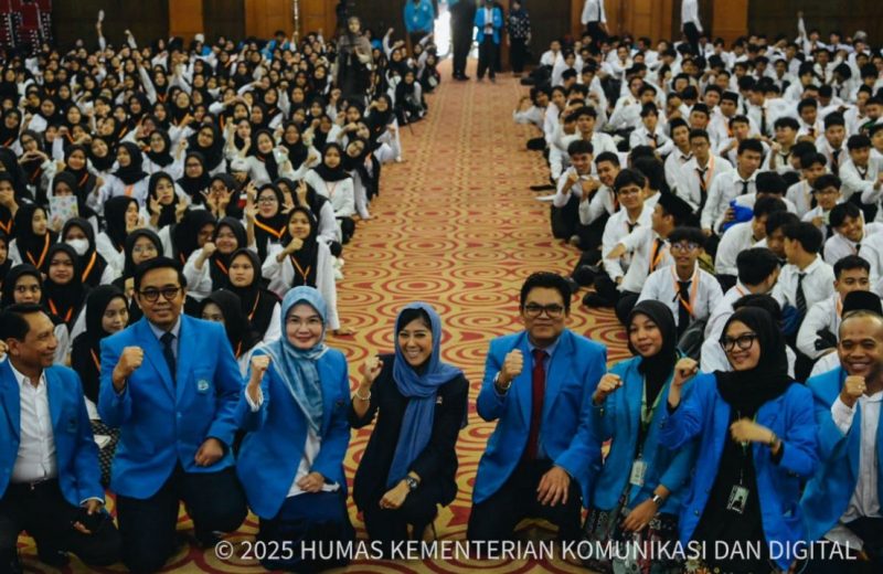 Menteri Komunikasi dan Digital Meutya Hafid pada kegiatan Pengenalan Budaya Akademik dan Kemahasiswaan (PBAK) 2025 di Universitas Islam Negeri (UIN) Syarif Hidayatullah Jakarta, Tangerang Selatan, Selasa (26/8/2025) menyampikan AI Talent Factory tidak hanya berfokus pada pencetakan talenta AI unggulan, tetapi juga menyiapkan tenaga digital sesuai kebutuhan industri dan program prioritas nasional