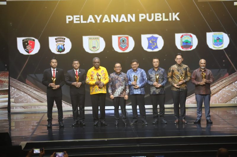Gubernur Kalsel Haji Muhidin Diwakili Dr HM Muslim Menerima Penghargaan di Pemimpin Daerah Awards 2025