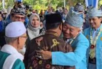 Gubernur Kalsel H. Muhidin memeluk erat mantan Gubernur H. Sahbirin Noor (Paman Birin) di peringatan Hari Jadi ke-75 Provinsi Kalimantan Selatan, Kamis (14/8/2025) di Banjarbaru. (foto: istimewa)