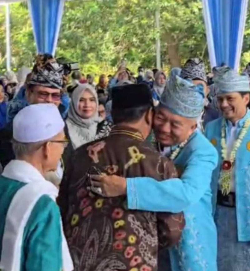 Gubernur Kalsel H. Muhidin memeluk erat mantan Gubernur H. Sahbirin Noor (Paman Birin) di peringatan Hari Jadi ke-75 Provinsi Kalimantan Selatan, Kamis (14/8/2025) di Banjarbaru. (foto: istimewa)