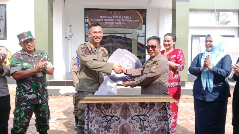 Bupati Heriyus saat meresmikan gedung baru Satpol PP dan Damkar (Foto Maya )