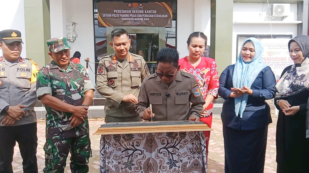 Bupati Heriyus saat meresmikan gedung baru Satpol PP dan Damkar (Foto Maya )