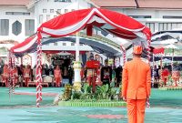 Bupati Heriyus saat memimpin upacara peringatan HUT ke-23 Kabupaten Murung Raya. (foto: Maya)