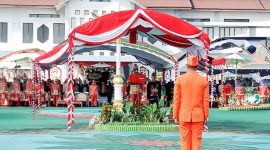Bupati Heriyus saat memimpin upacara peringatan HUT ke-23 Kabupaten Murung Raya. (foto: Maya)