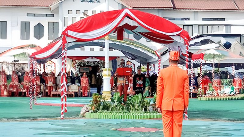 Bupati Heriyus saat memimpin upacara peringatan HUT ke-23 Kabupaten Murung Raya. (foto: Maya)