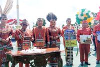Bupati dan Wabup saat meluncurkan tiga program Mura HEBAT bertepatan dengan HUT ke-23 Kabupaten Murung Raya. (foto: Maya)
