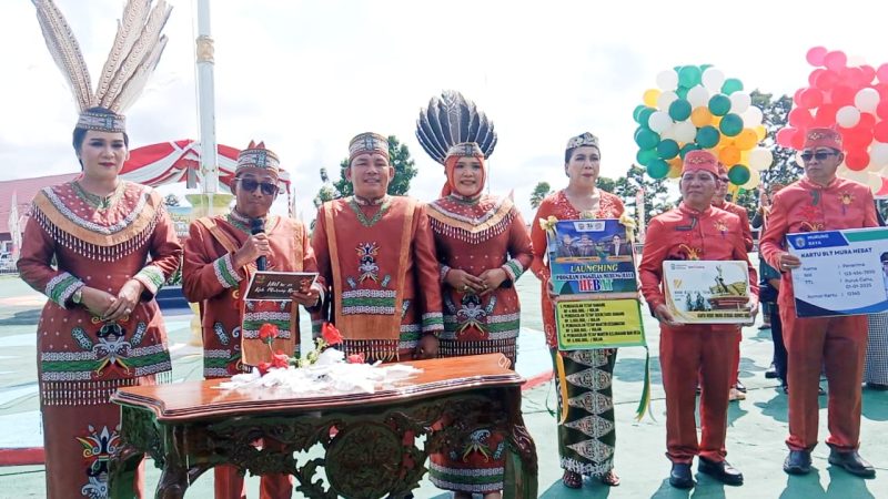 Bupati dan Wabup saat meluncurkan tiga program Mura HEBAT bertepatan dengan HUT ke-23 Kabupaten Murung Raya. (foto: Maya)
