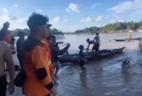 Penemuan korban pertama oleh tim gabungan SAR, BPBD, dan kepolisian dibantu warga (Tangkapan layar @info_palangkaraya)