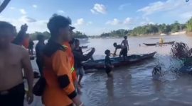 Penemuan korban pertama oleh tim gabungan SAR, BPBD, dan kepolisian dibantu warga (Tangkapan layar @info_palangkaraya)