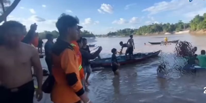 Penemuan korban pertama oleh tim gabungan SAR, BPBD, dan kepolisian dibantu warga (Tangkapan layar @info_palangkaraya)